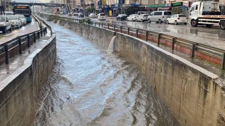 Turizmin başkenti Antalya yağmura teslim