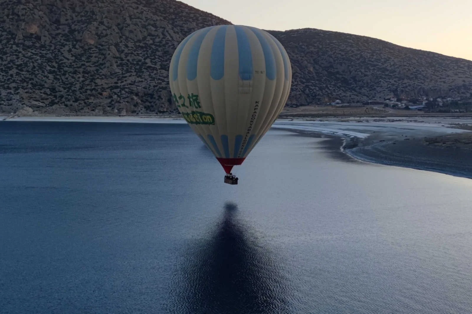 Salda Gölü’nde sıcak hava balonu uçuşları başladı