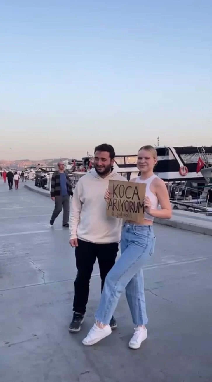 Belaruslu turist Taksim meydanında “Koca arıyorum” pankartı açtı