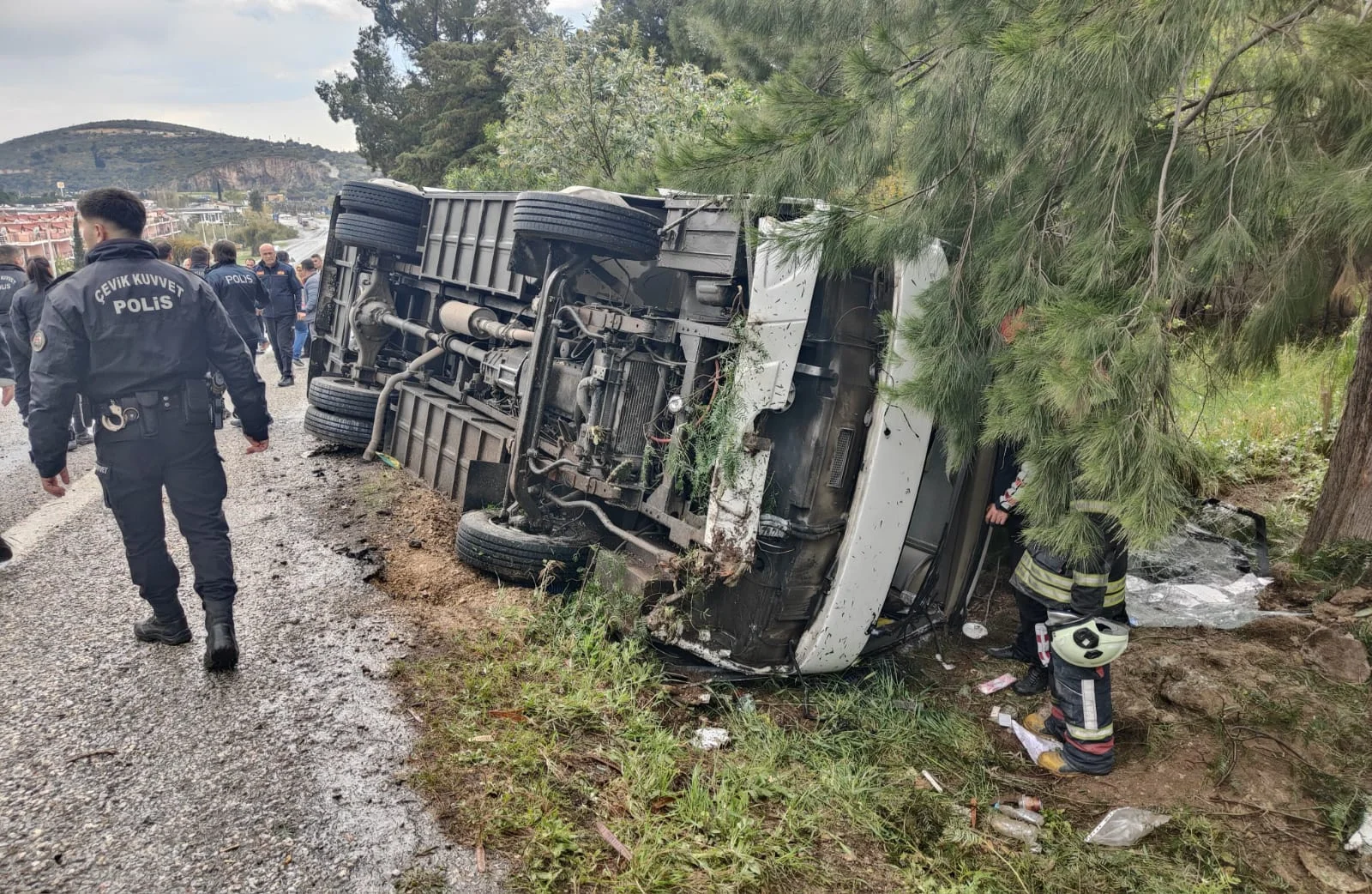 Otel personelini taşıyan servis devrildi: 12 yaralı