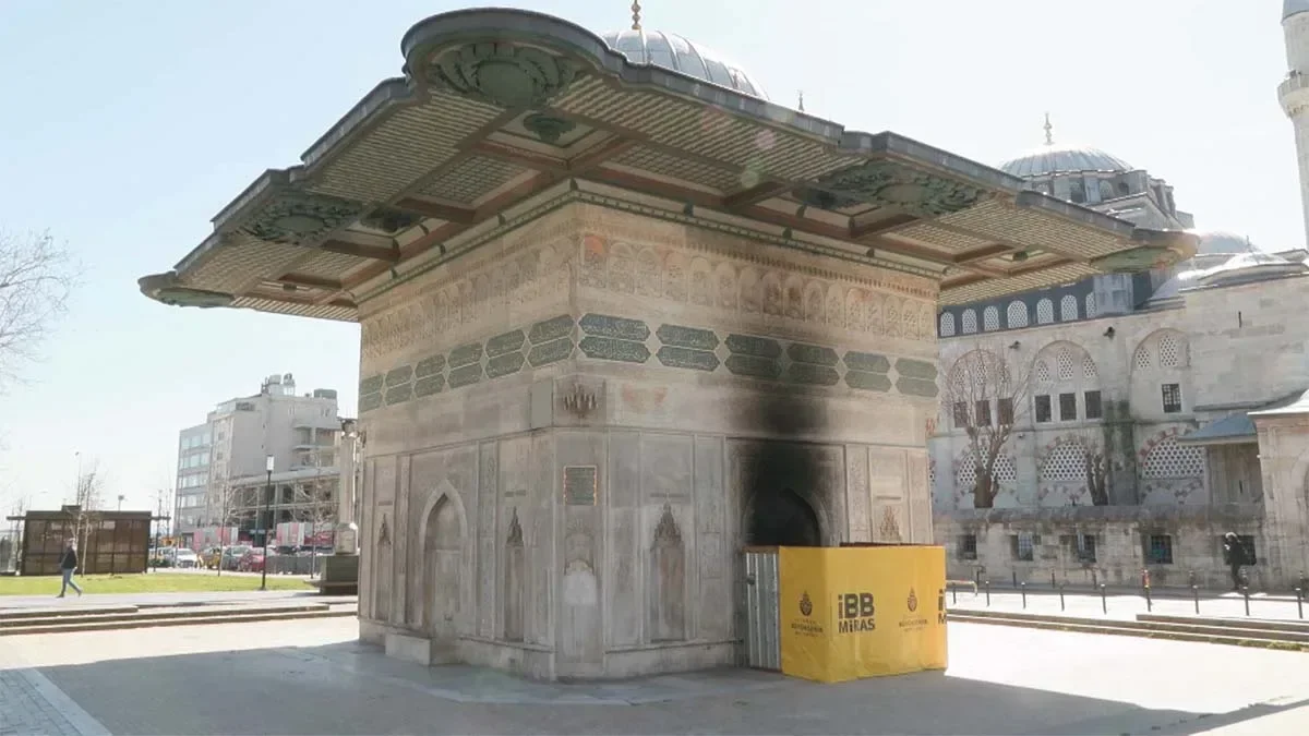 300 yıllık Tophane Çeşmesi ateş yakılması sonucu zarar gördü