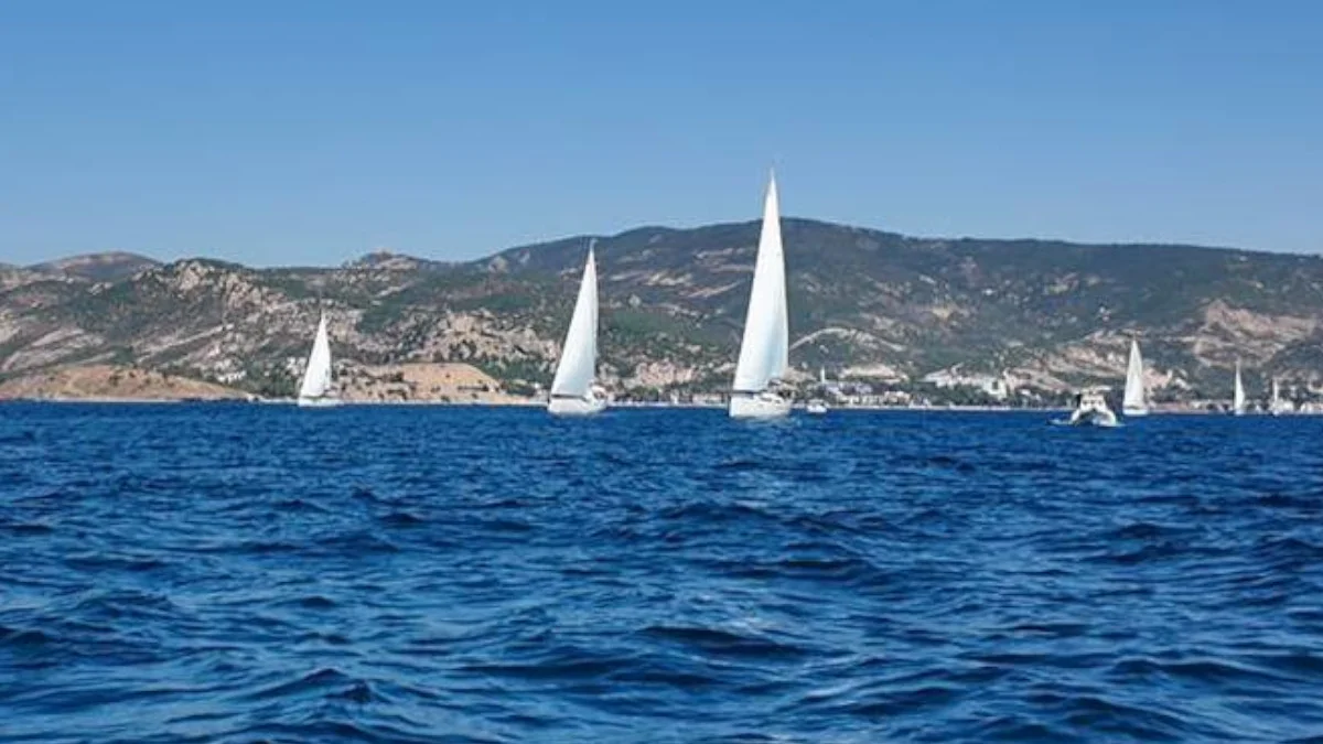 Turizmciler yelkencilerle el ele verdi, Kurtuluş Günü’nde ŞEHİTLER denizden selamlandı