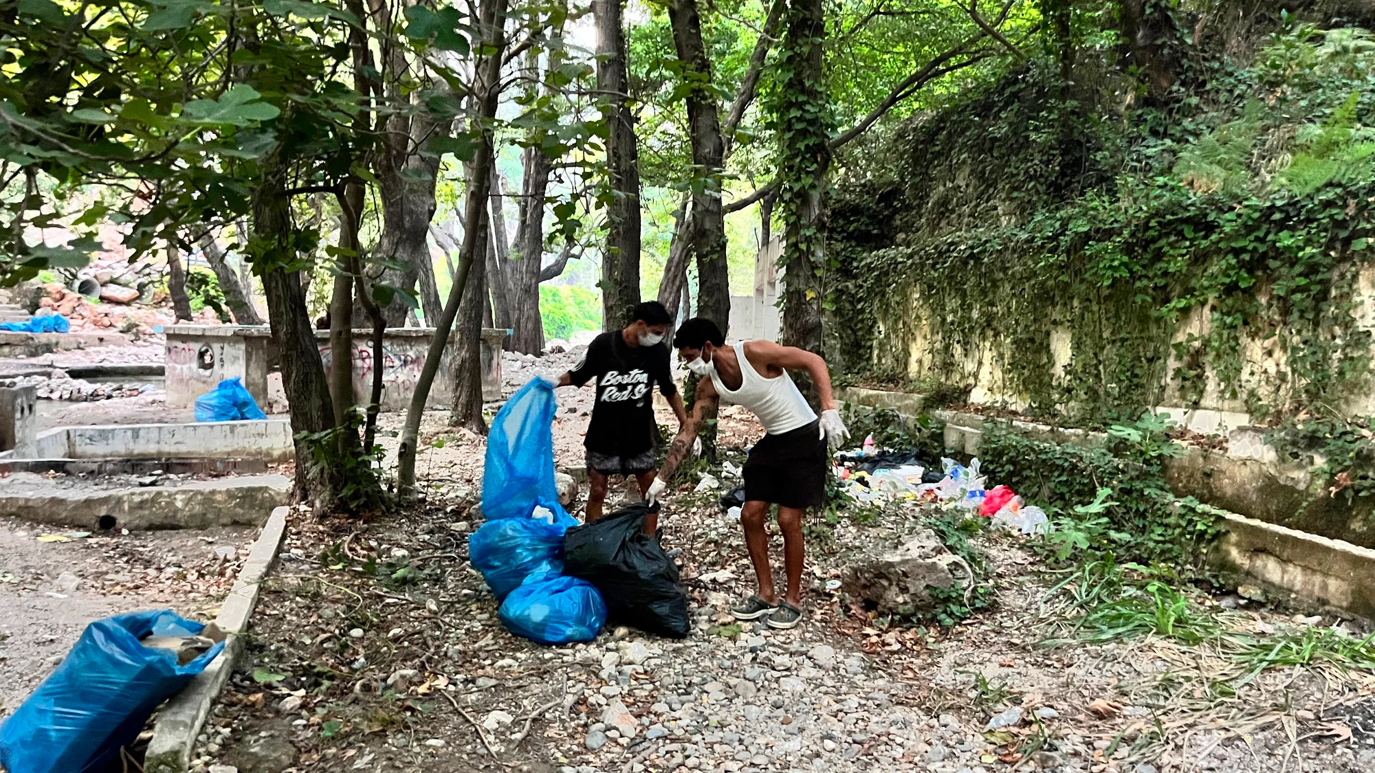 Gezmek için geldikleri yerde kirliliğe duyarsız kalamayıp, temizlik yaptılar