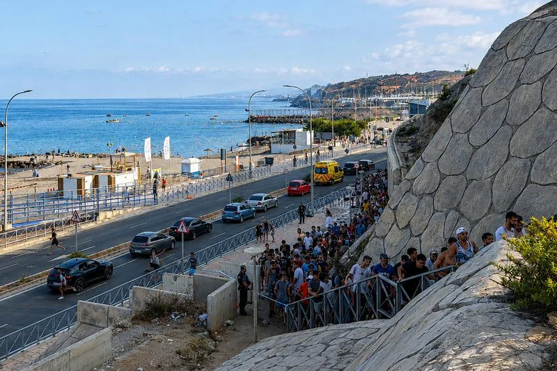 İspanya, göçmenlere karşı deniz bariyeri kurdu