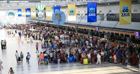 Menderes Türel’den “Gökten turist yağıyor” paylaşımı