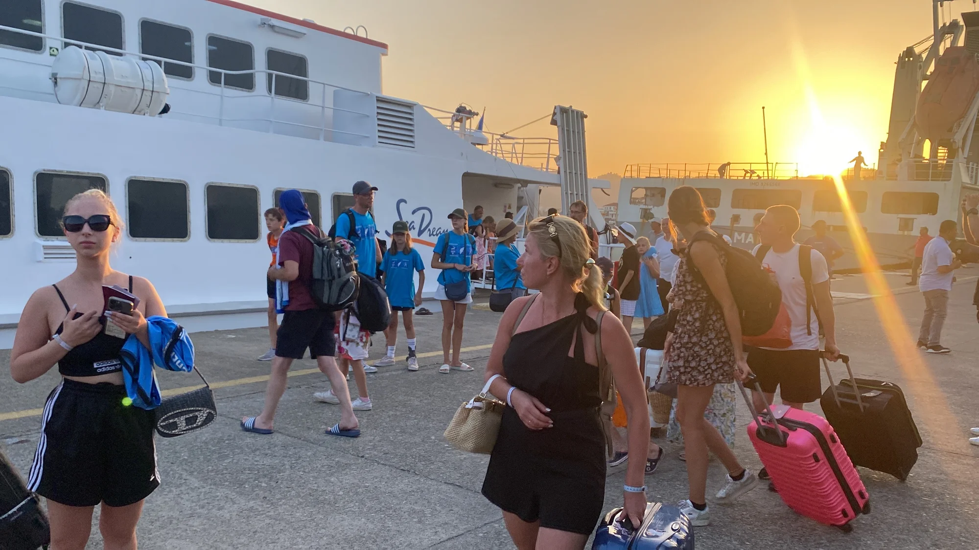 Rodos Adası'ndaki yangınlardan tahliye edilen turistler Marmaris’e geldi