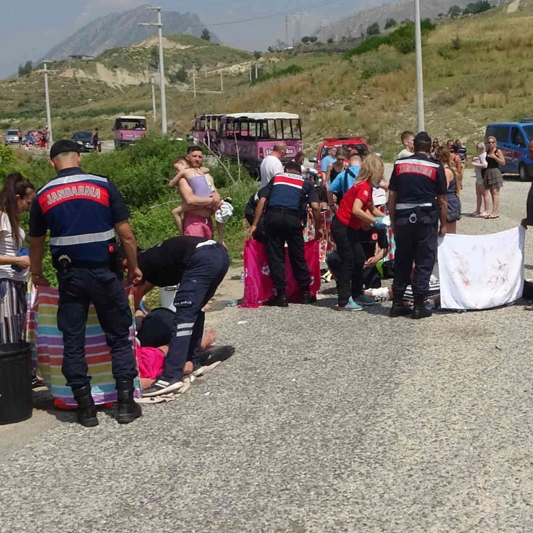Antalya’da safari araçları çarpıştı: 12’si turist 15 yaralı