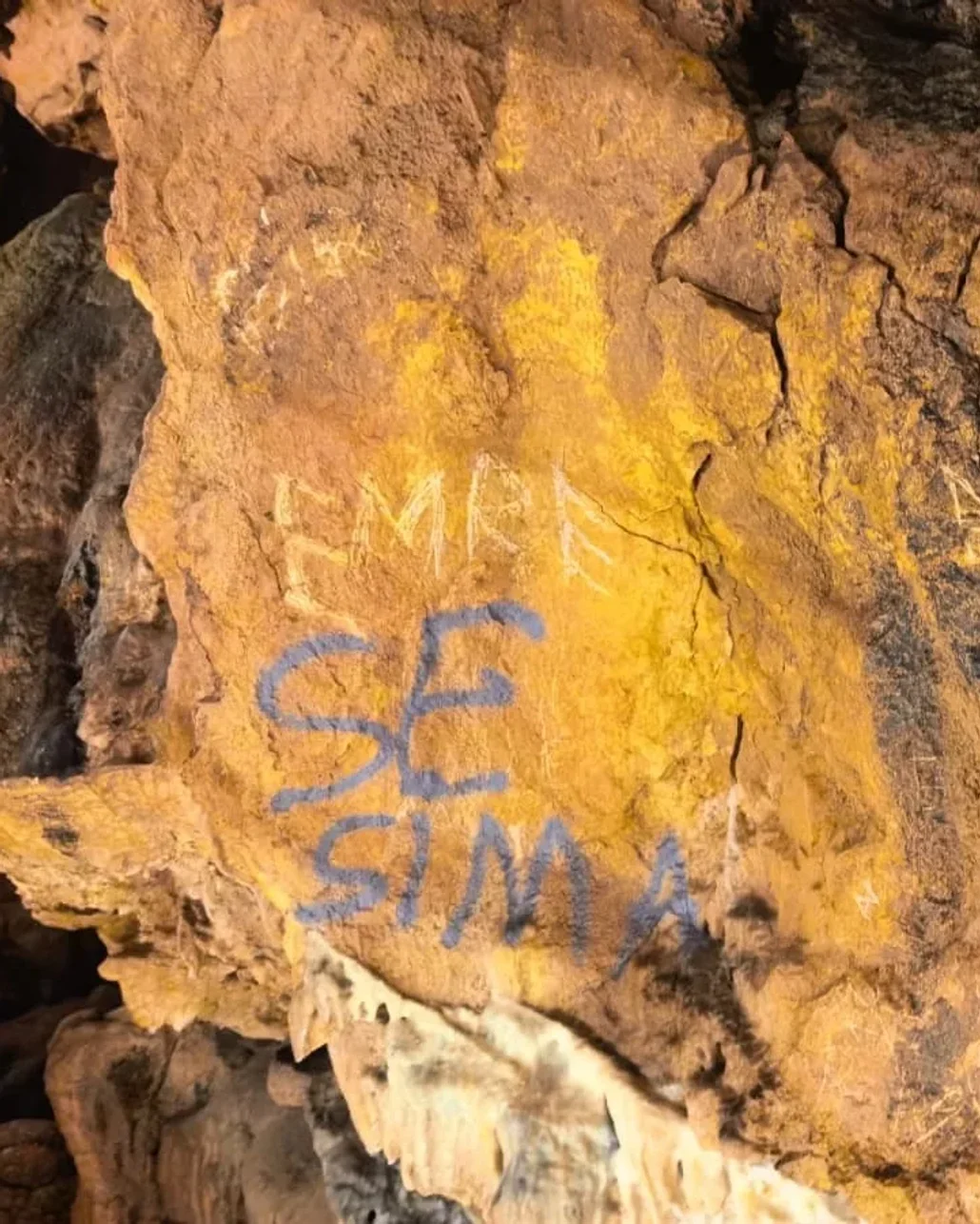 3 milyon yıllık mağaraya sprey boyayla zarar verdiler