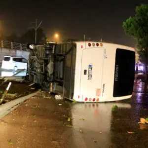 Sağanak ve fırtına Antalya'yı vurdu