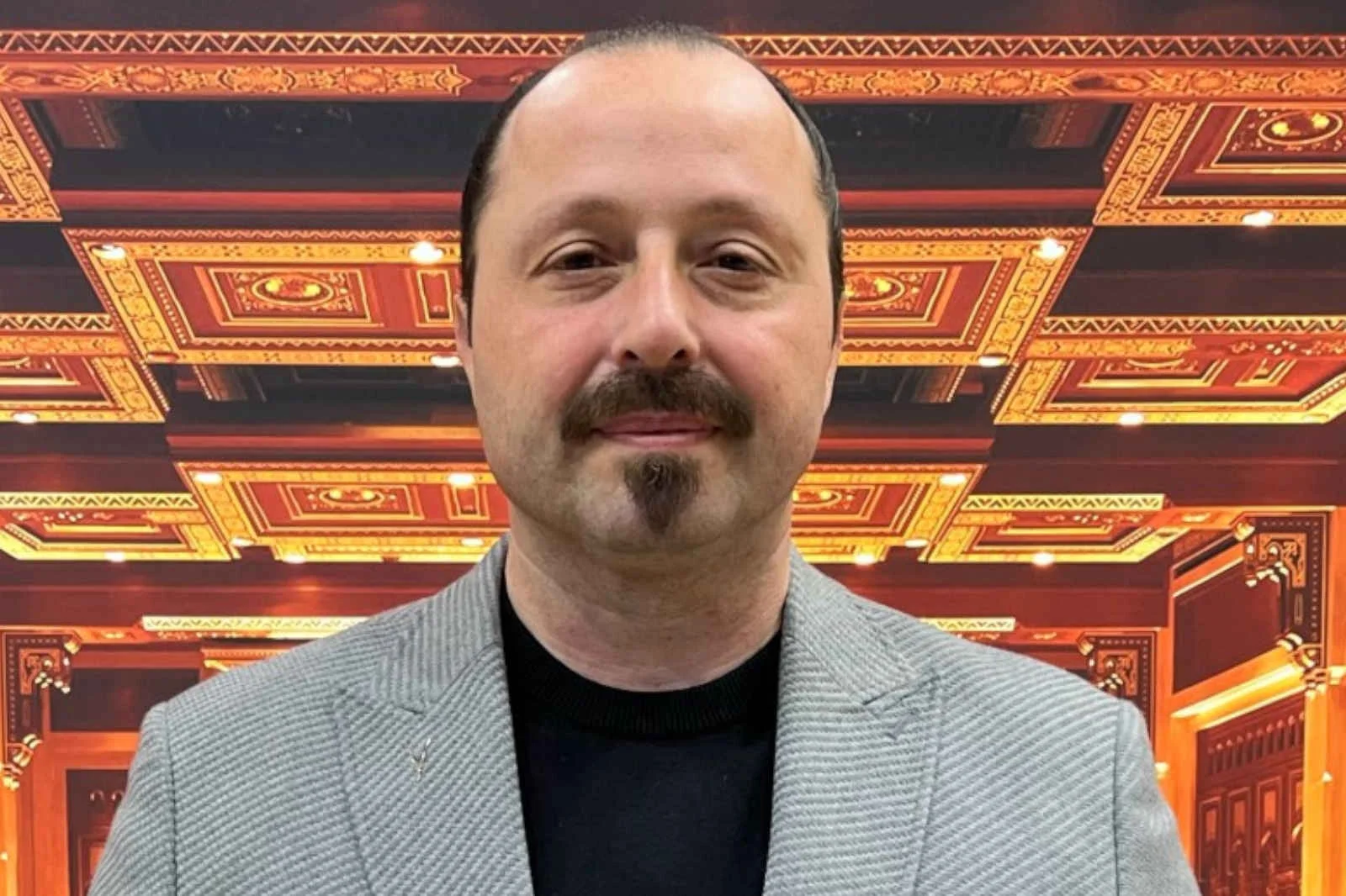 Belboy olarak çalışmaya başladığı otelden genel müdür olarak ayrıldı
