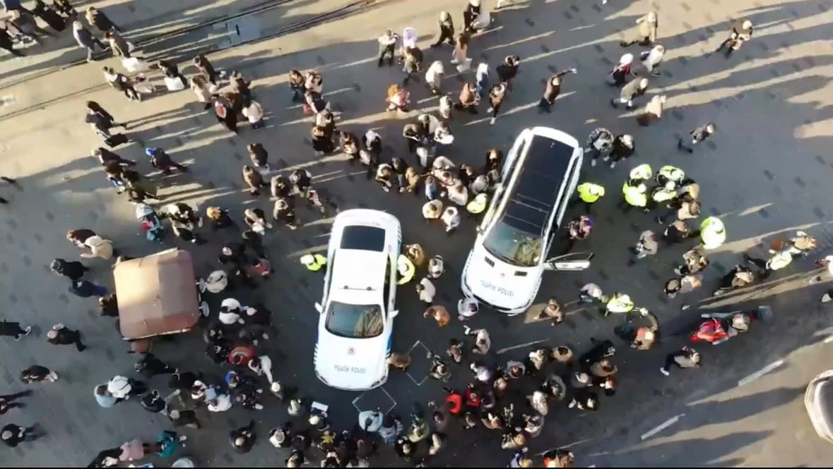 Suç örgütlerinin lüks araçları polis otosu oldu: Turistler büyük ilgi gösterdi