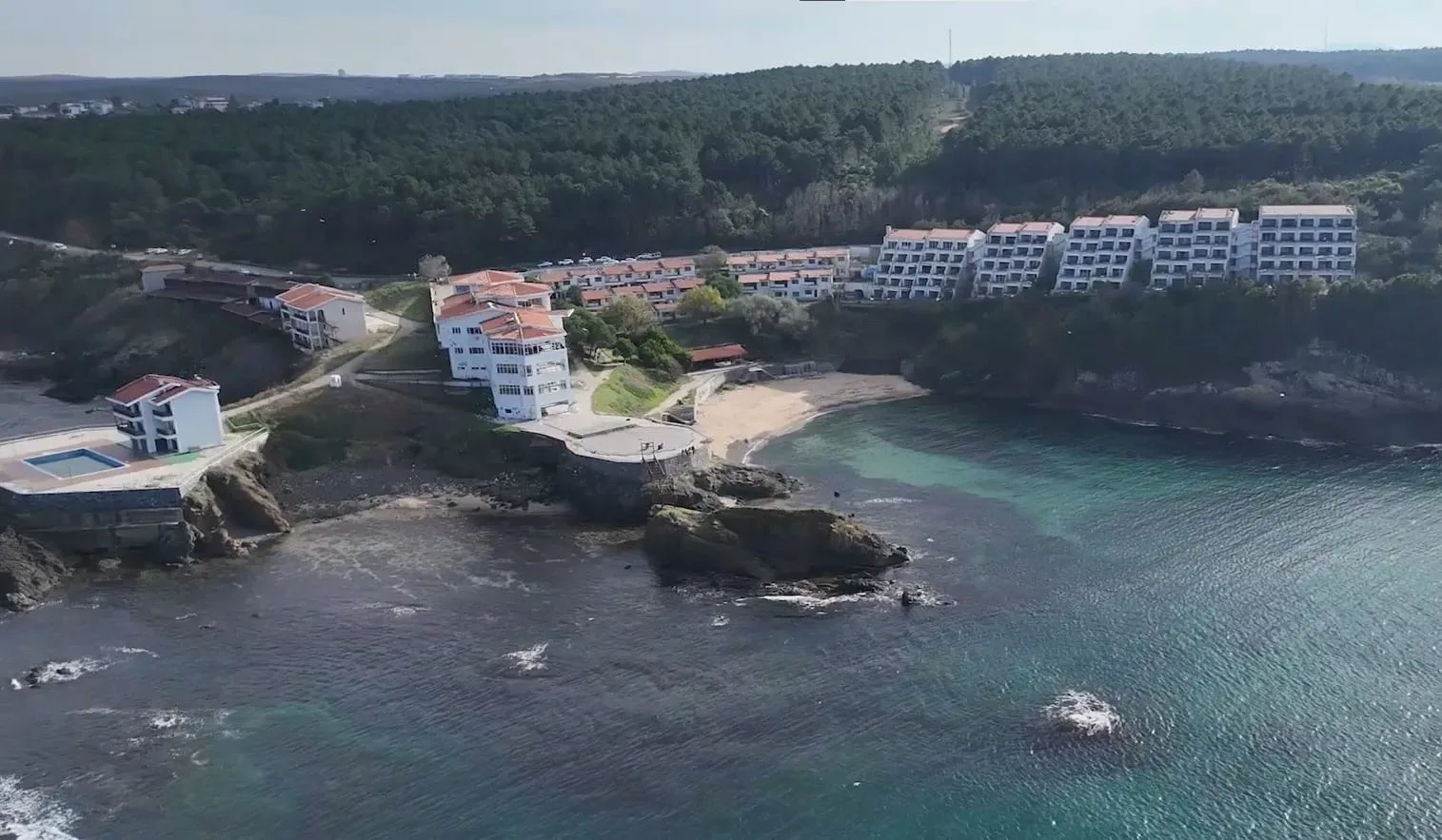 Milyon dolarlık otel, tinerci ve hırsızlar nedeniyle harabeye döndü