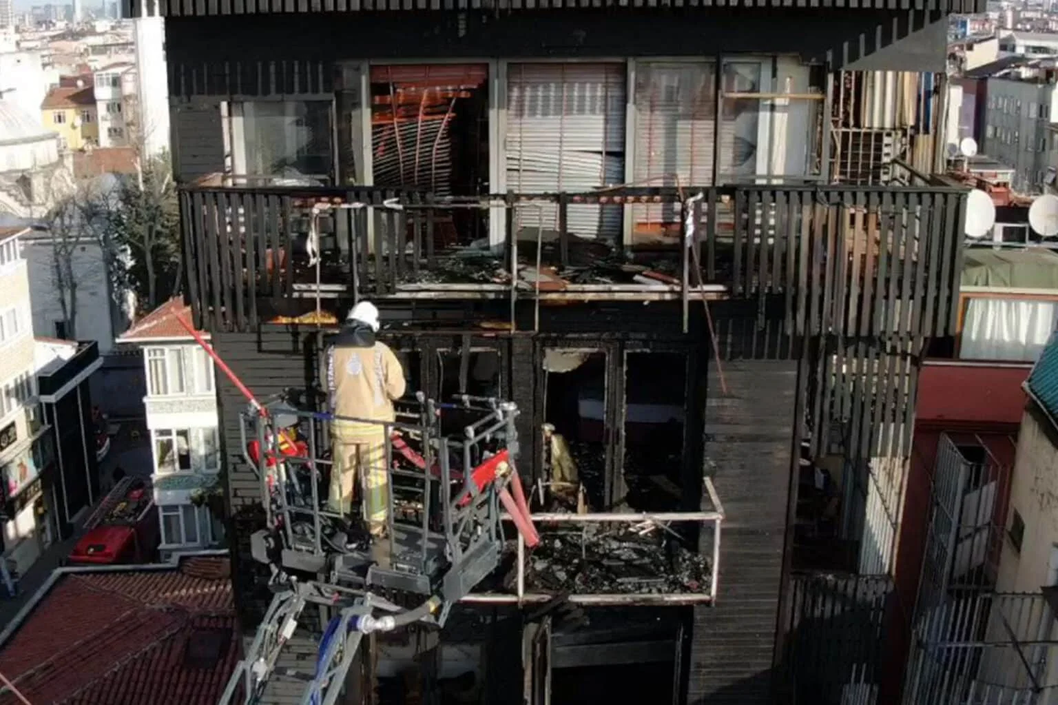 3 kişinin hayatını kaybettiği otel yangını için sanıklar hakim karşısına çıktı