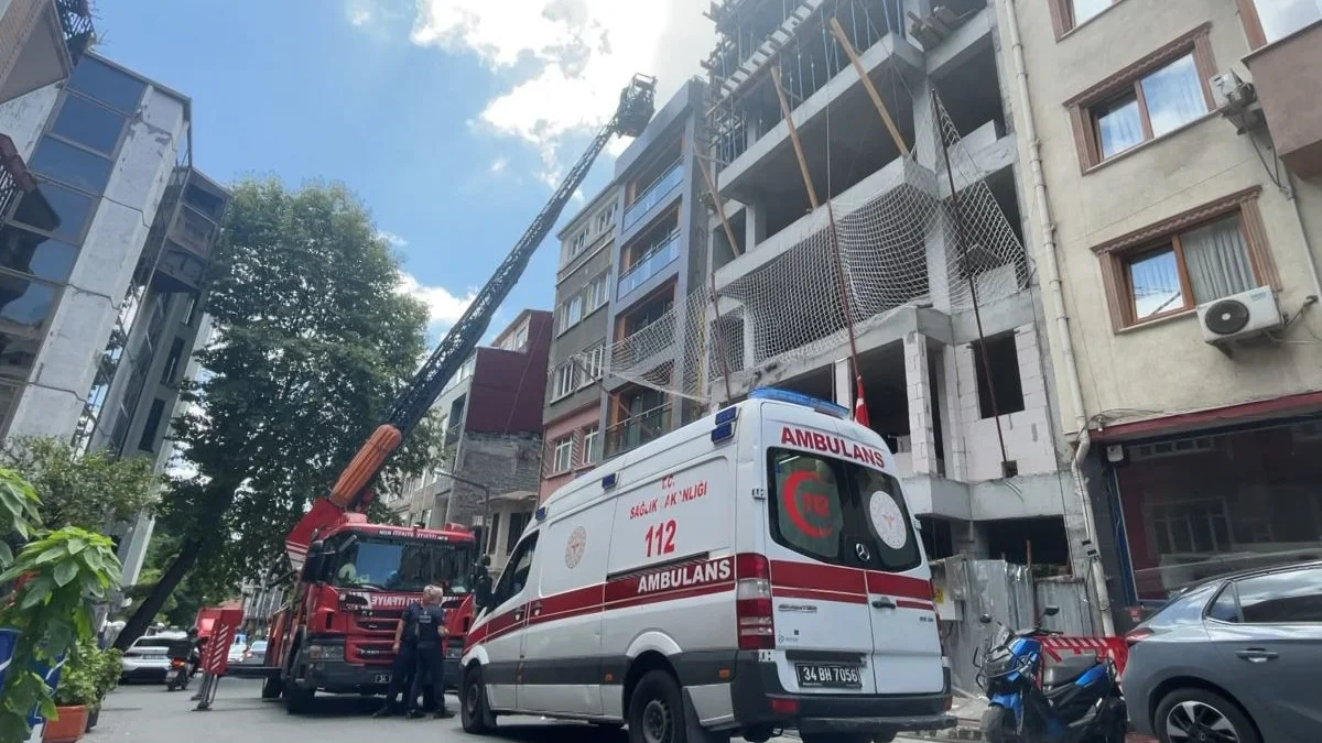 Çatıya çıkan çıplak turist paniğine neden oldu