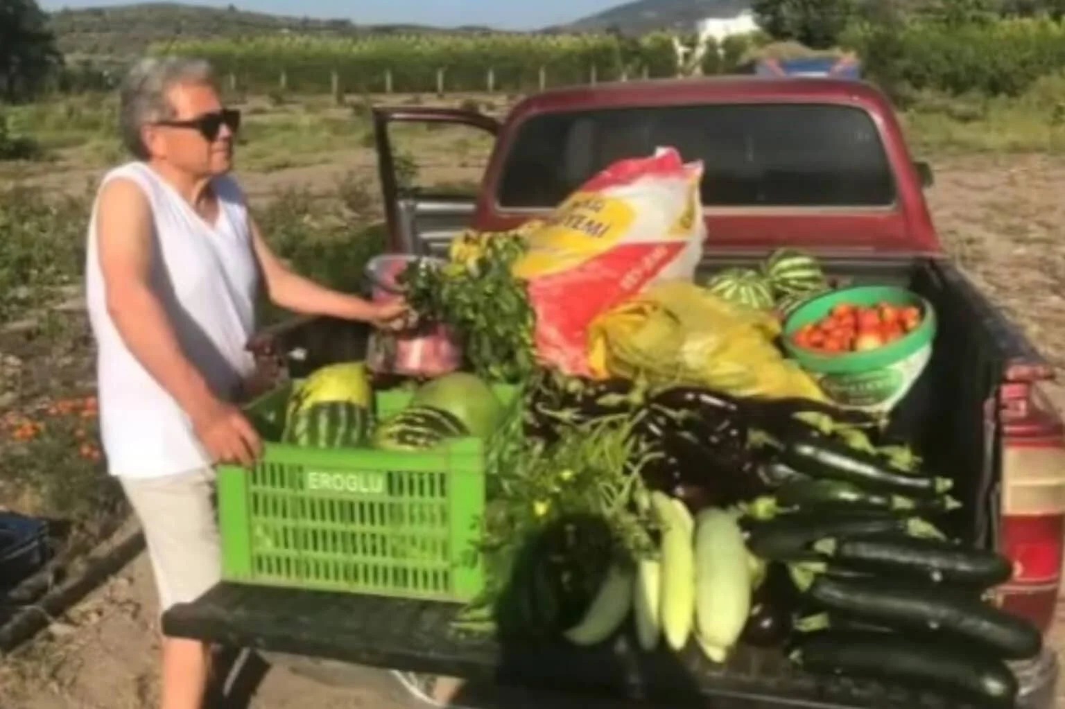 Otellere sattığı organik sebzelerle okul yeniledi