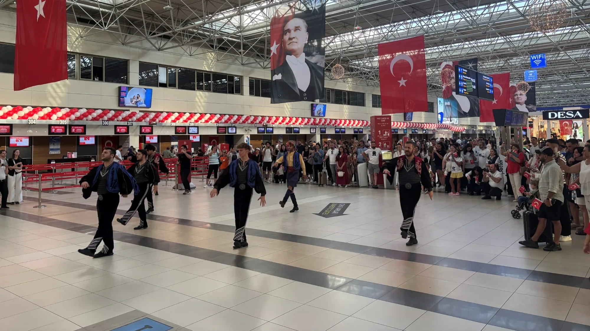 Fraport TAV Antalya Havalimanı’ndaki Zafer Bayramı kutlaması yolcuların beğenisini topladı