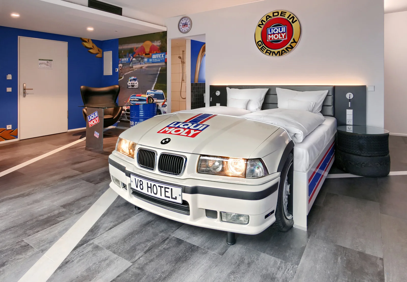 Retro arabalarla dolu benzersiz bir otel: V8 Hotel