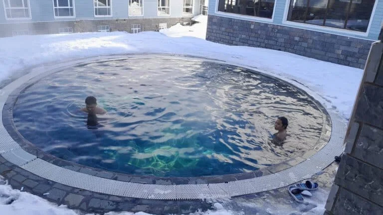 Uludağ'da karların ortasında hamam keyfi