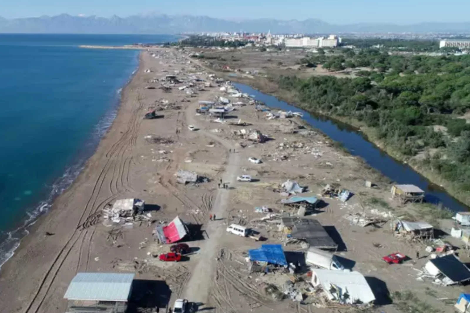 Antalya’da çardaklar yıkıldı: Ortalık savaş alanına döndü