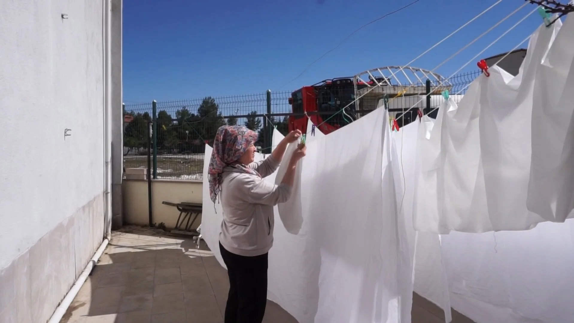 Oteli kızıyla birlikte işletiyor, azmi ile herkese örnek oluyor