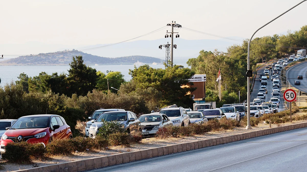 Bodrum'a 24 saatte 20 bin araç girdi, trafik kitlendi