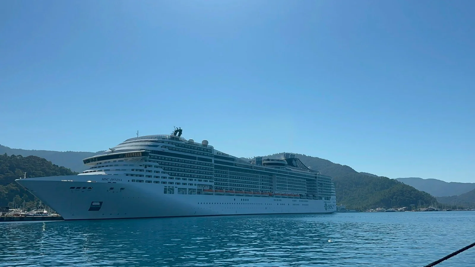 Panama bayraklı dev kruvaziyer, Marmaris’e 4 binin üstünde turist getirdi