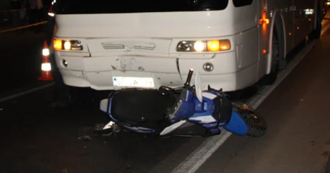 Kırmızı ışıkta geçtiği iddia edilen tur otobüsü motosiklet sürücüsünü ezdi