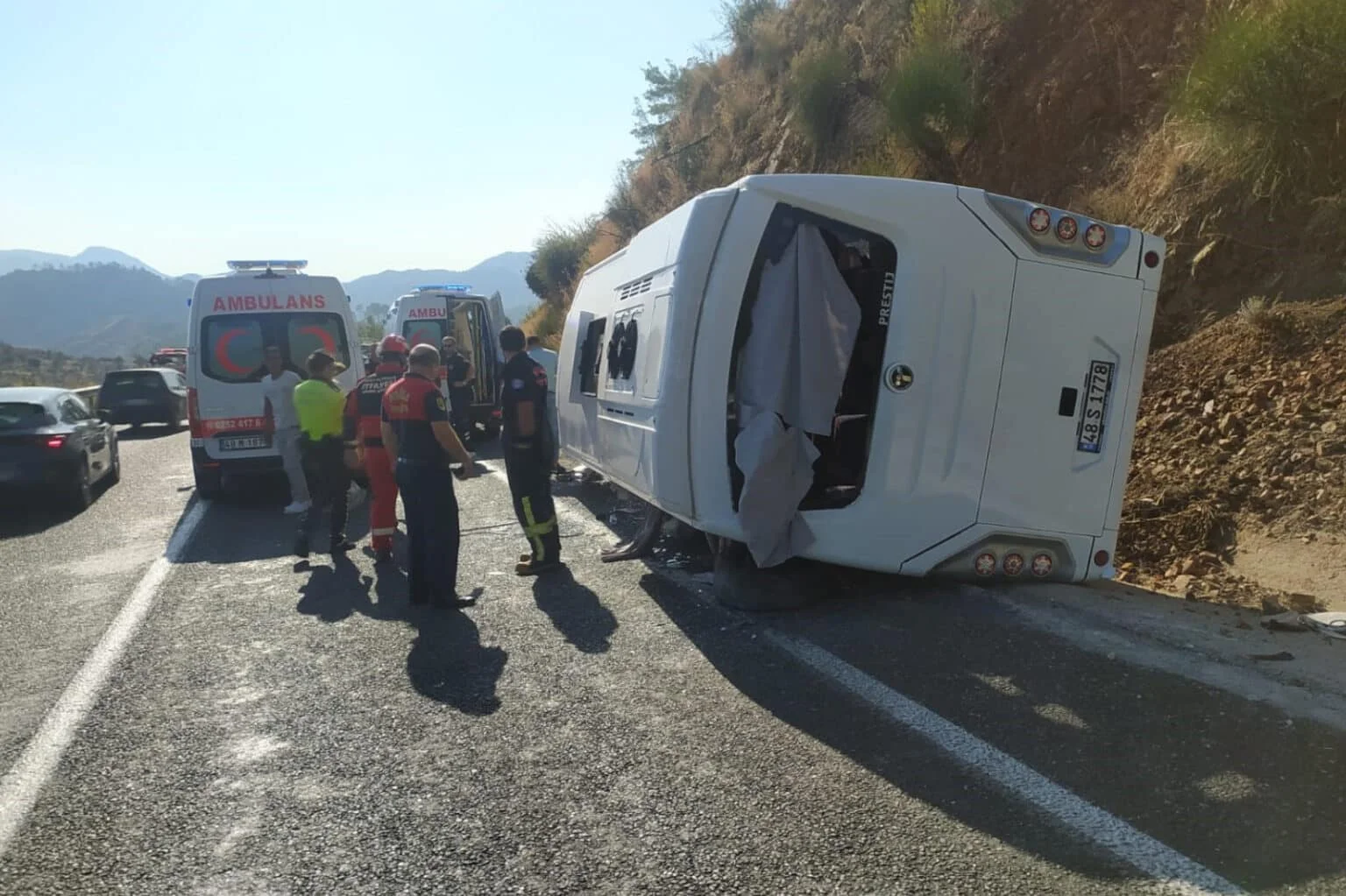 Otel personelini taşıyan servis devrildi