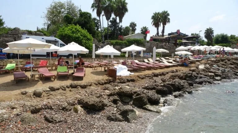 Antalya'da denizde fenalaşan turist kıyıya ulaşsa da kurtarılamadı
