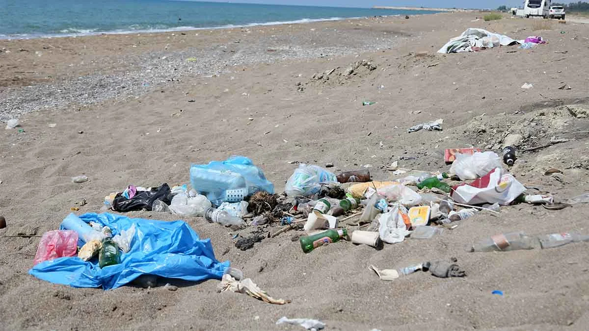 Antalya’nın Kumköy Sahili'nde barakalar gitti ama çöpleri kaldı