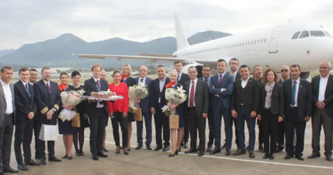 Turizmciler ilk turist kafilesini çiçeklerle karşıladı