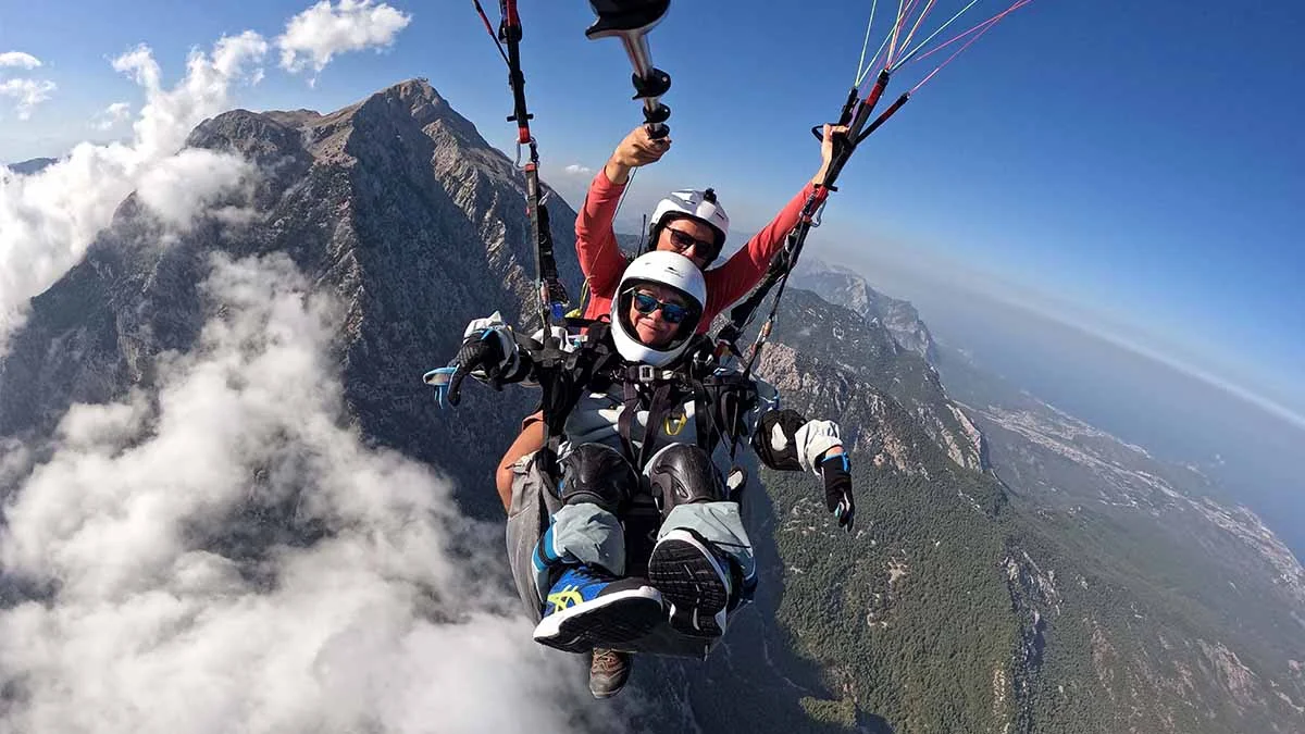 Bedensel engelli turist, Antalya tatilinde 2 bin 365 metreden yamaç paraşütüyle atladı