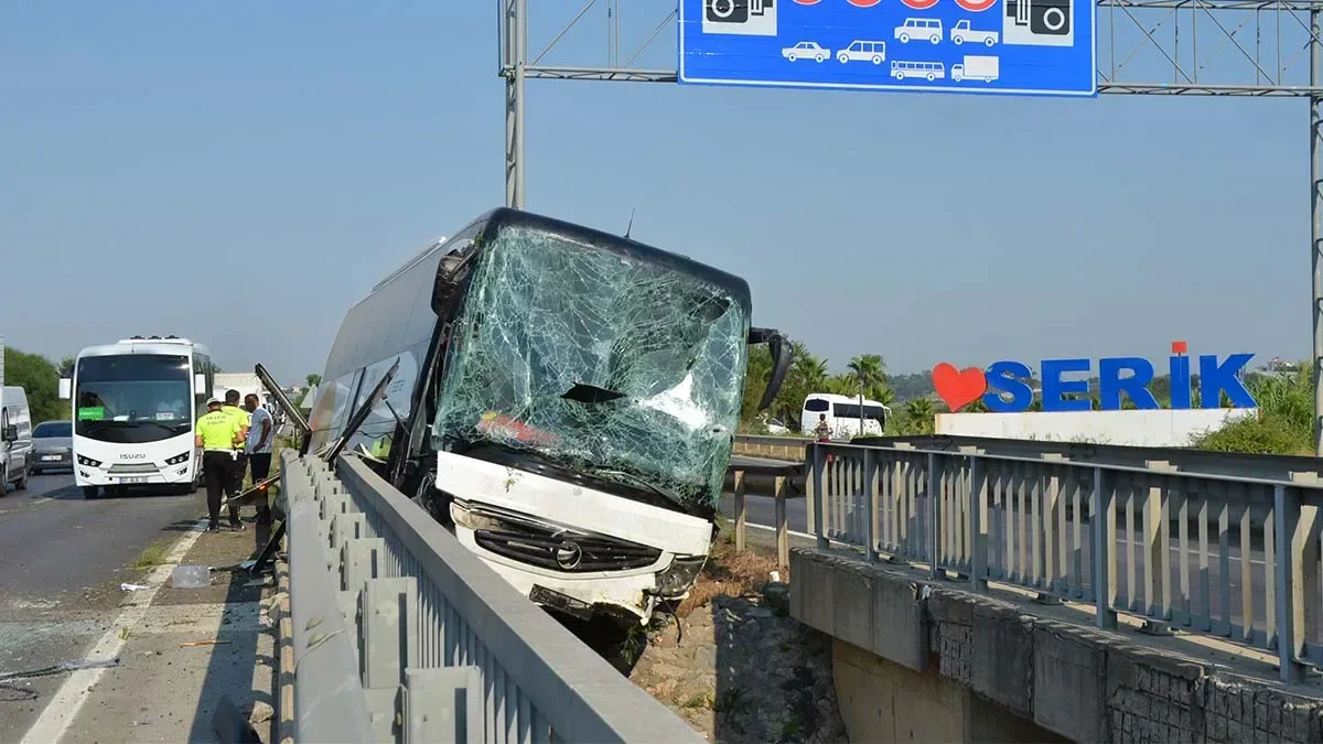 Antalya’da 34 turisti taşıyan otobüs faciaya ramak kala durdu