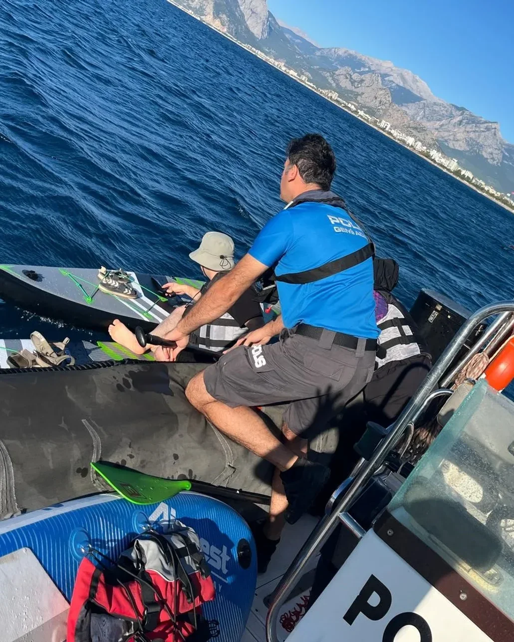 Antalya’da 2 mil açığa sürüklenen 38 SUP'cuyu deniz polisi kurtardı