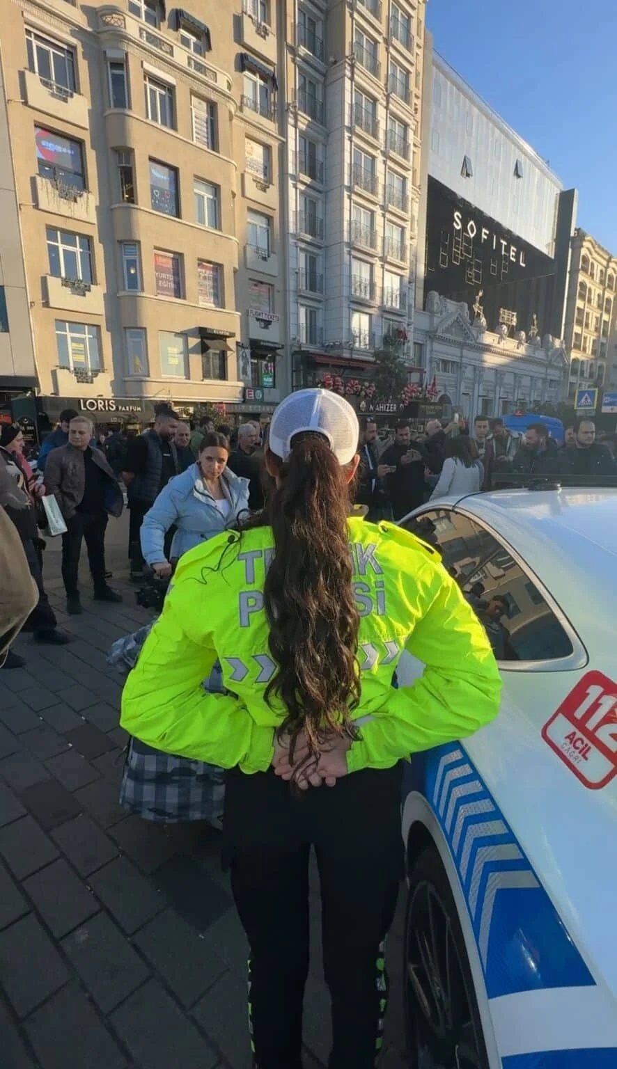 Suç örgütlerinin lüks araçları polis otosu oldu: Turistler büyük ilgi gösterdi