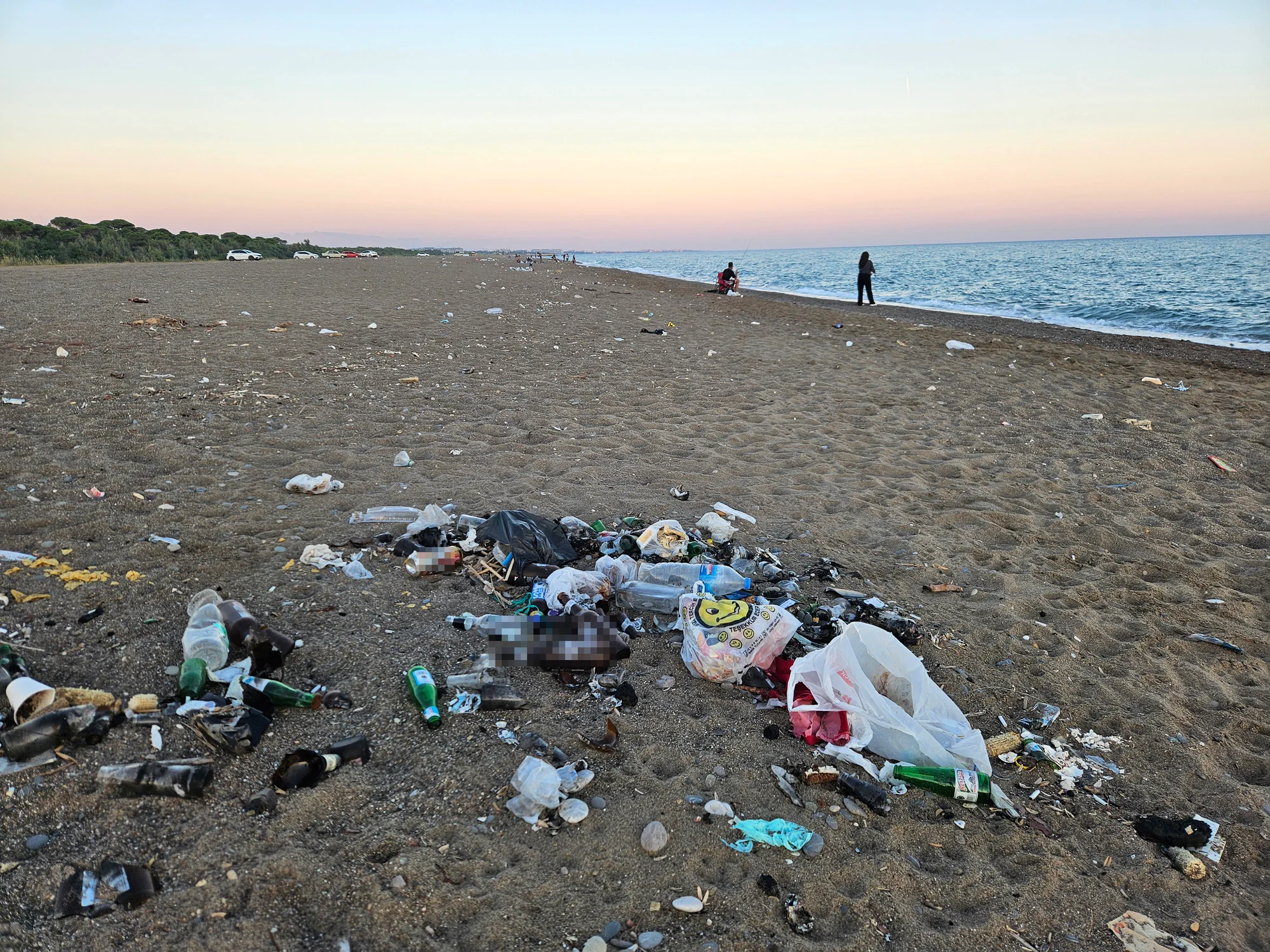 Antalya’daki Kumköy sahili, yine çöplüğe döndü