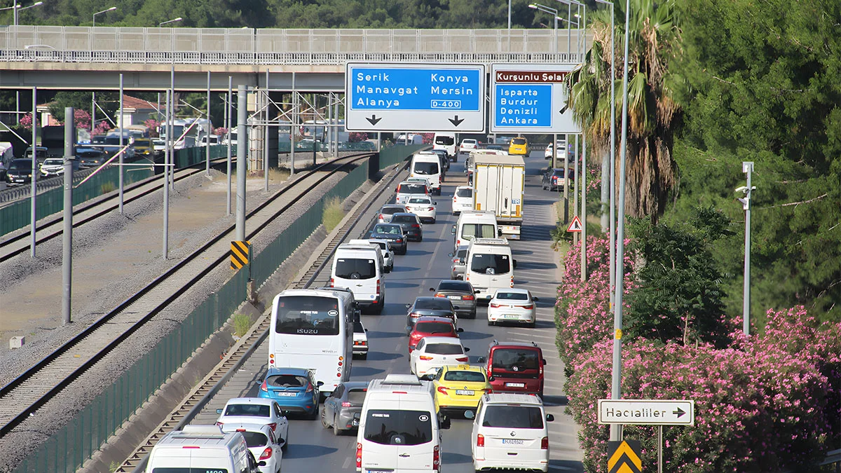 Antalya'daki trafik sıkıntısı turizmcileri çileden çıkarıyor