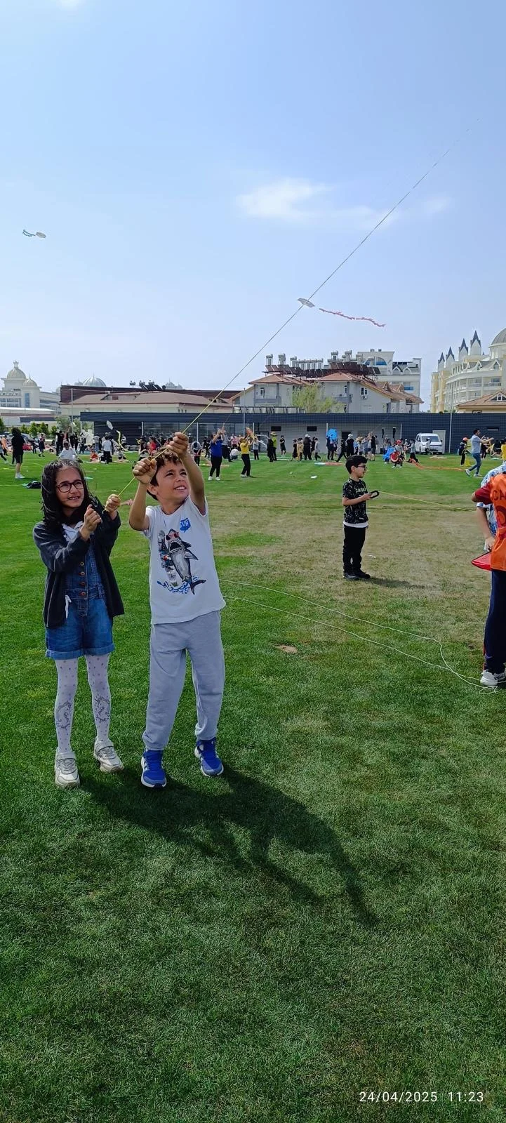 Emir Hotels, Uçurtma Festivali'nde 2 bin öğrenci ağırladı