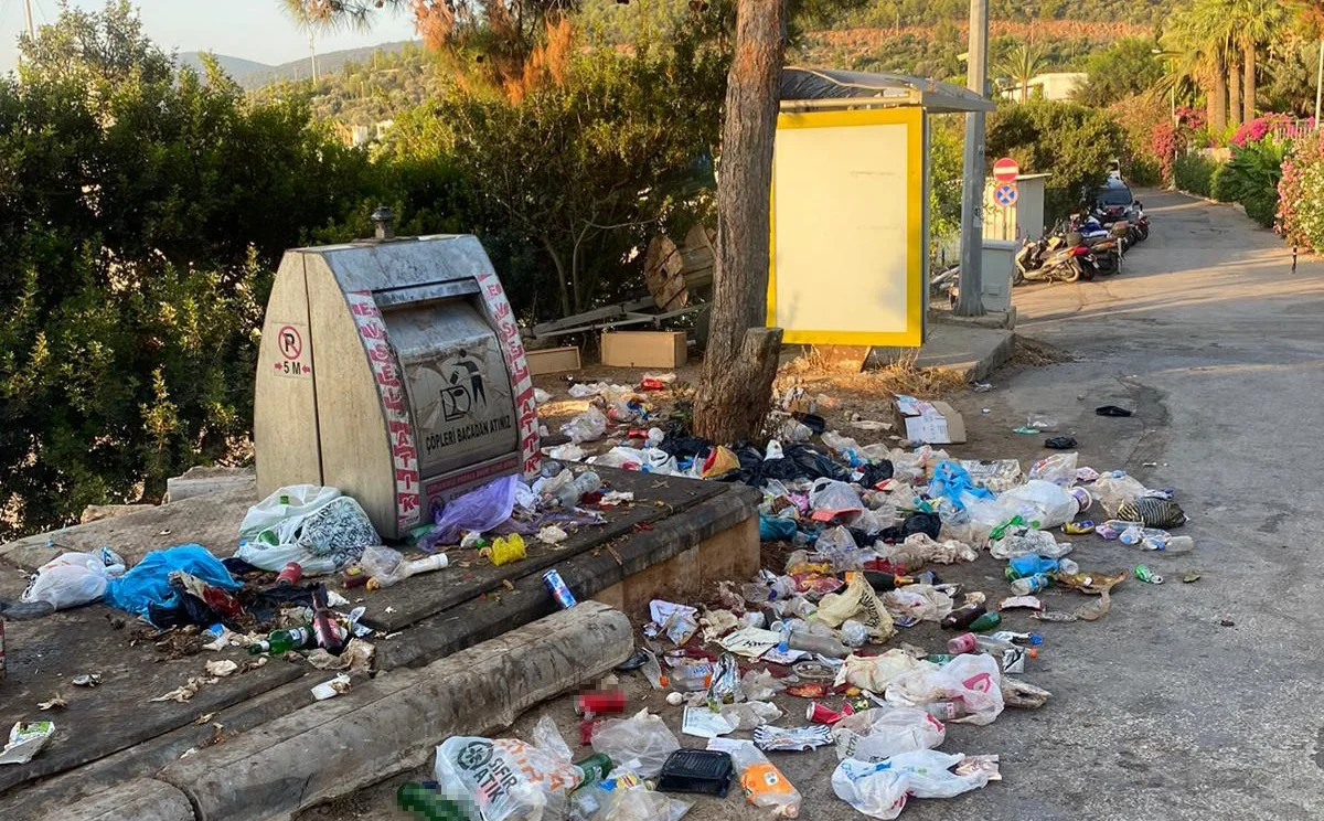 Tatilciler gitti çöp yığınları kaldı