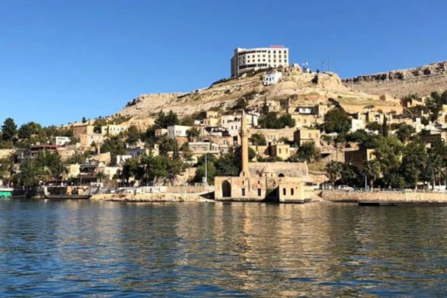 Ucube otel yıkıldı