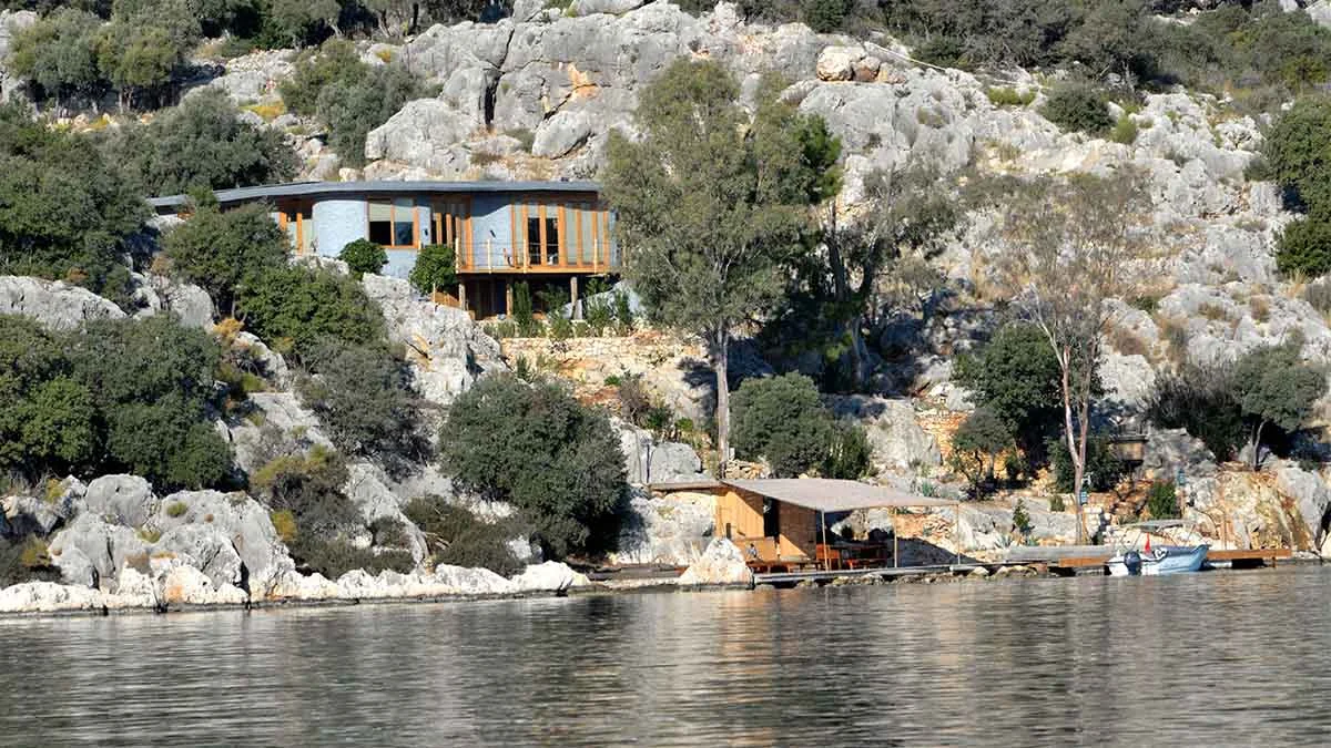 Antalya’daki mühürlü villa, yıkılması gerekirken turizm amaçlı kiraya verilmiş