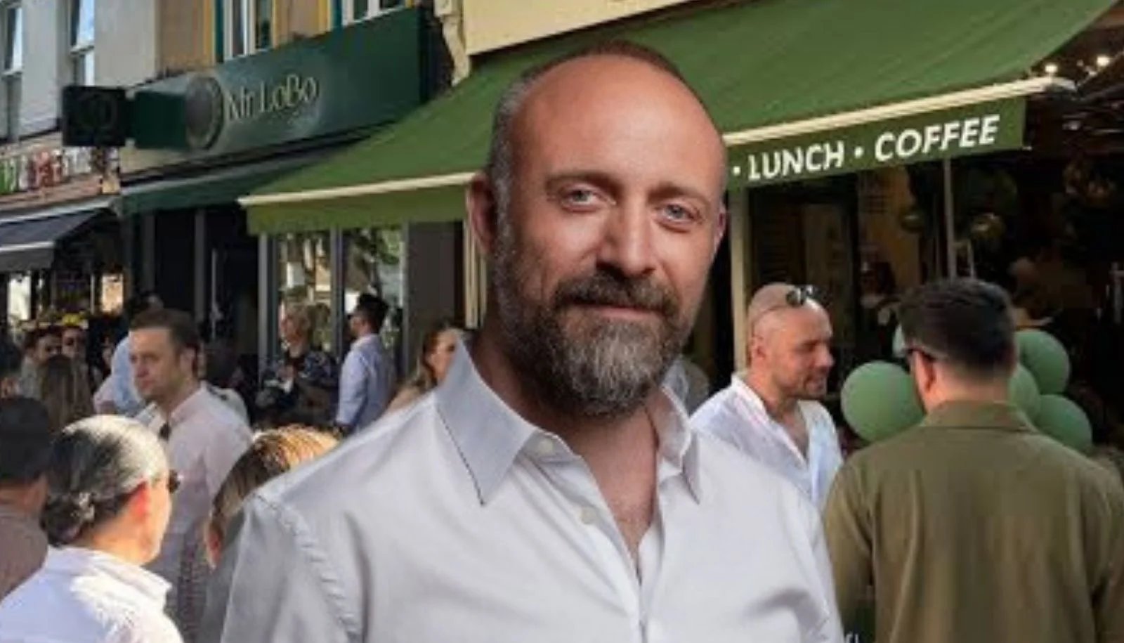 Ünlü oyuncu Halit Ergenç’in Londra’da açtığı börekçiye büyük ilgi