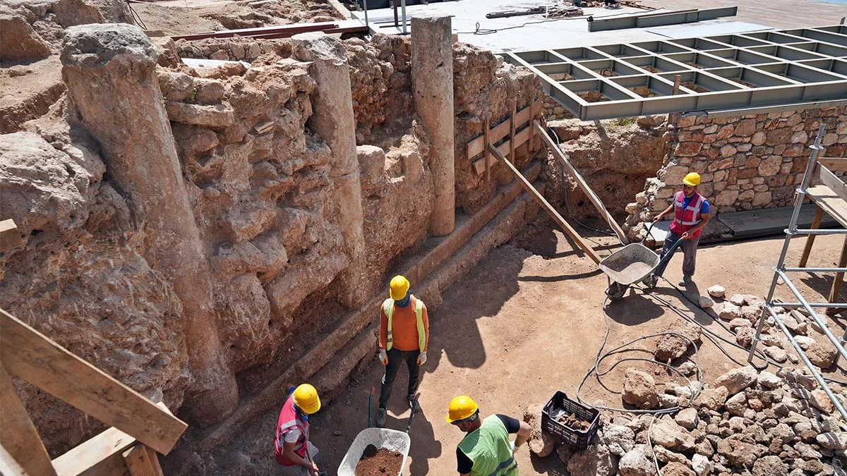 Antalya'da 3 bin 500 yıllık sütunlu cadde keşfedildi