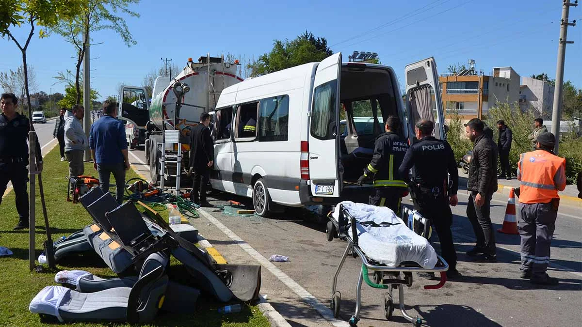 Antalya’da tur minibüsü, sulama tankerine çarptı: 5'i turist 6 yaralı