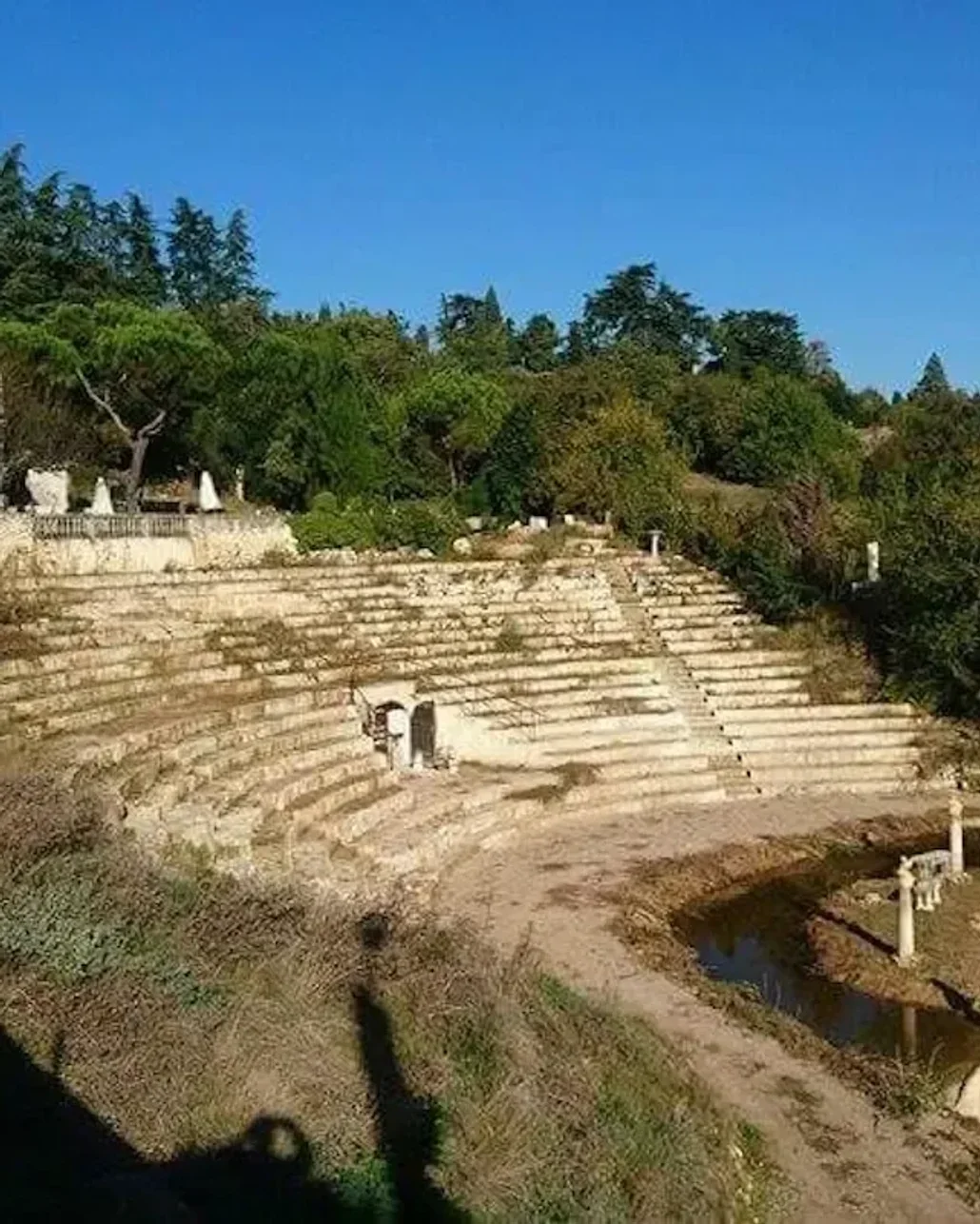Sahte antik tiyatro inşa etti, turistleri 20 yıl kandırdı