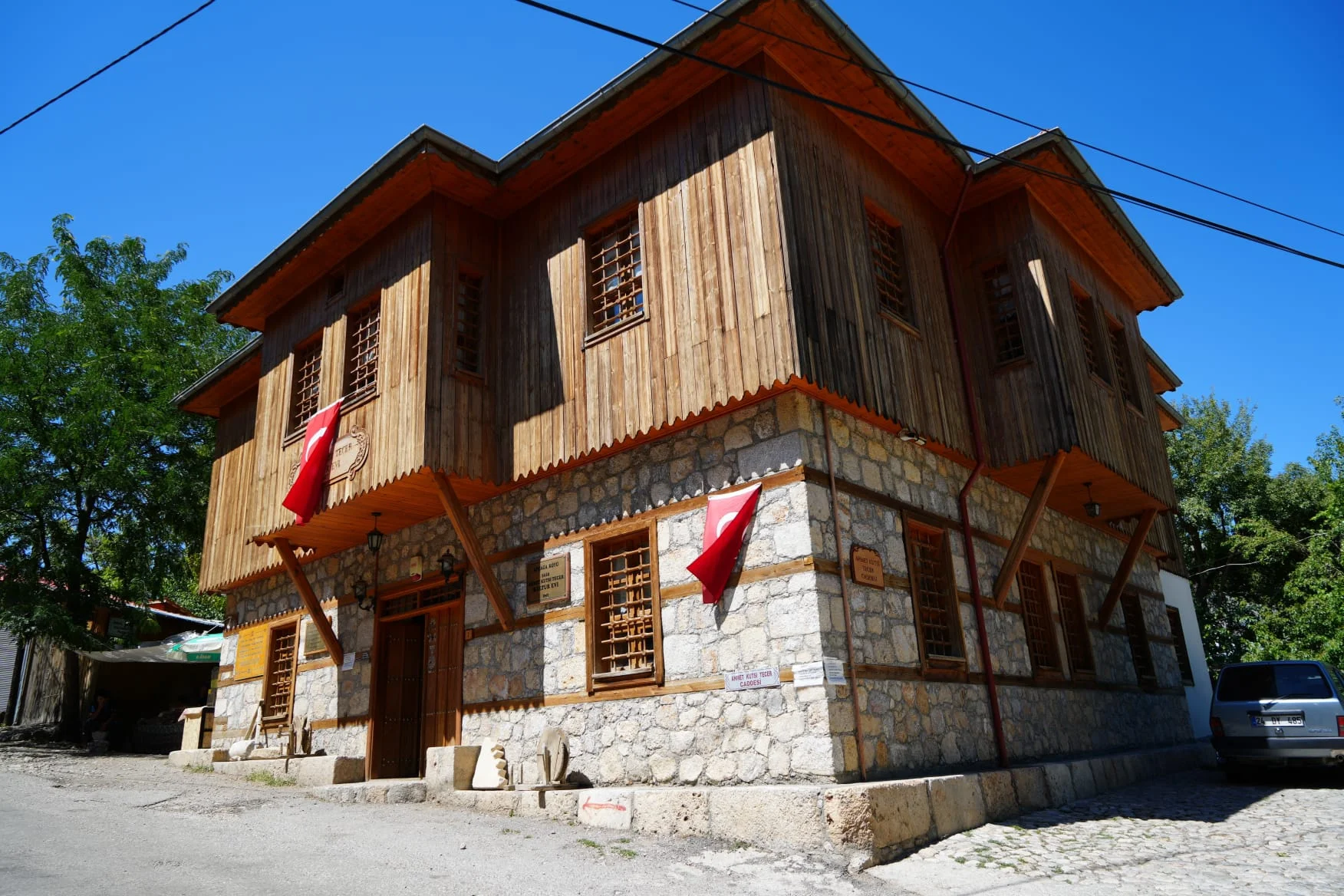 "Orada bir köy var uzakta" o köy artık gezginlerin köyü