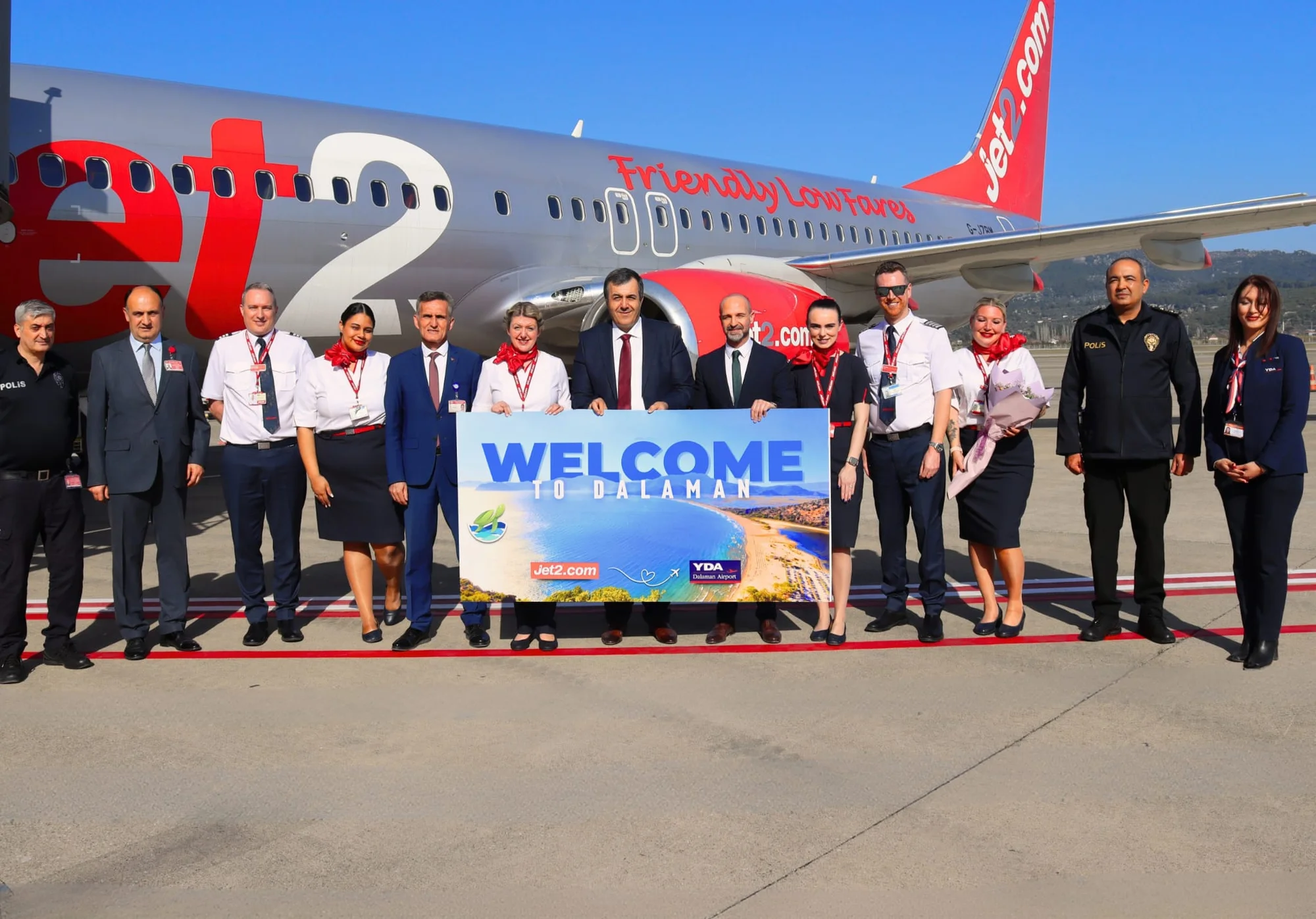 Sezonun ilk İngiliz turistleri çiçeklerle karşılandı