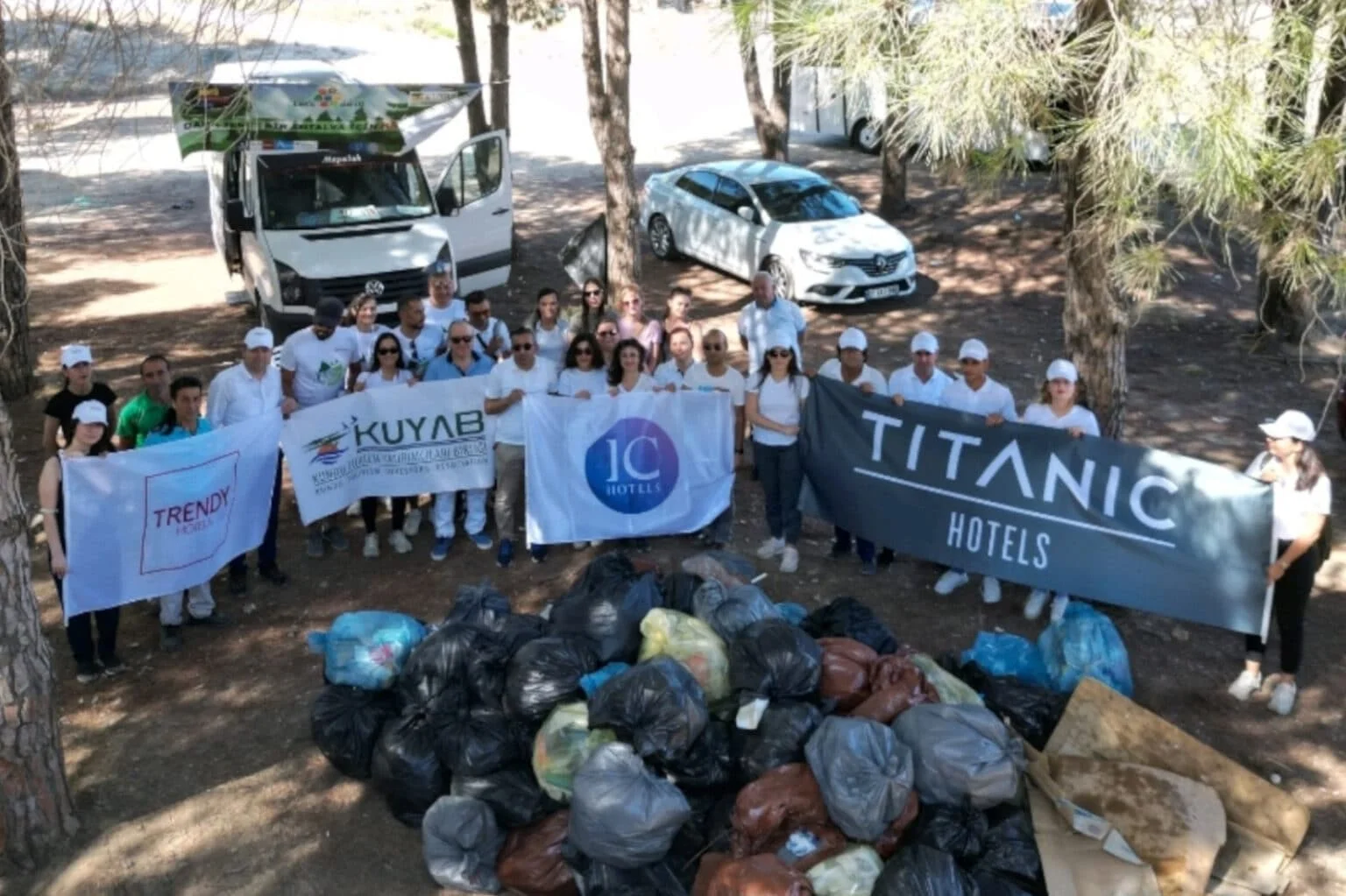 Kundu’da 2 saatte 1,5 ton çöp topladılar