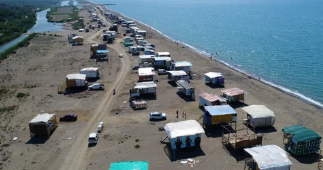 Antalya’da 5 yıldızlı lüks otellerin yanındaki çardak ve obalarda tatil sezonu açıldı