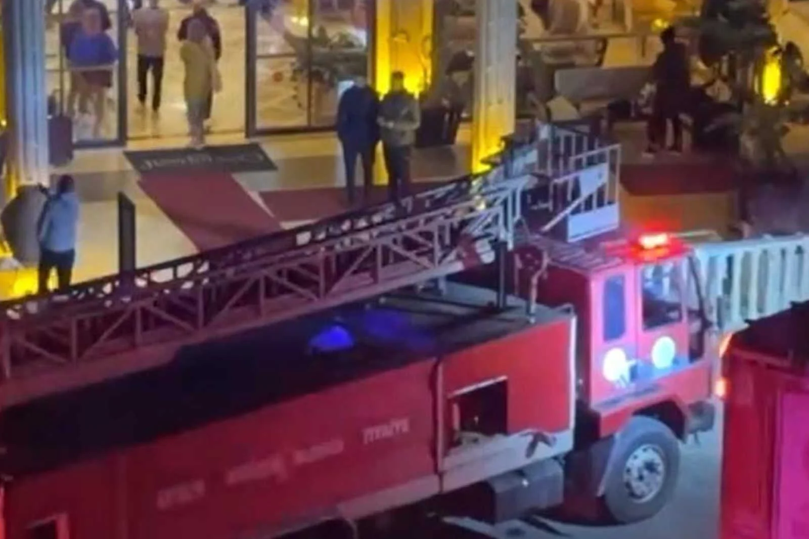 Antalya’da otelde çıkan yangın, paniğe yol açtı: 6 oda yandı